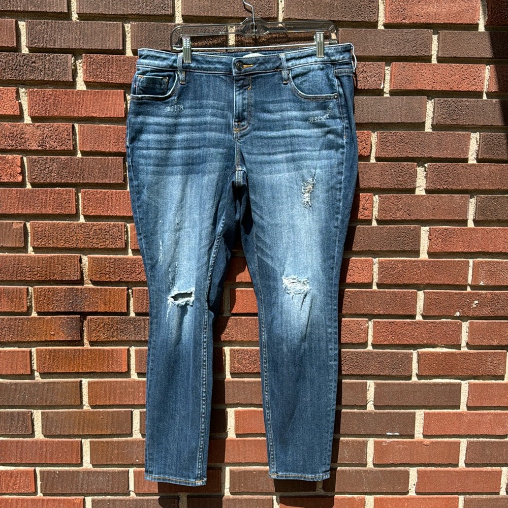 Vigoss skinny jagger distressed jeans medium to faded wash EUC size 16